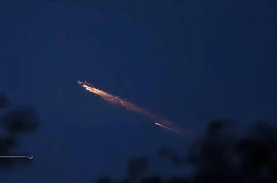 男子神舟十八 “追星” 之旅遇险，蜀黍急走沙漠夜路援救航天爱好者