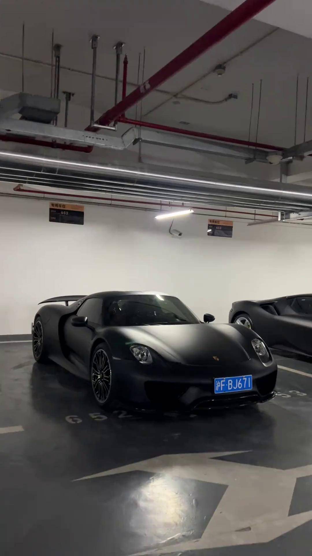 猜猜这是哪个地库 保时捷918 街拍豪车 地下停车场 跟着抖音看豪车