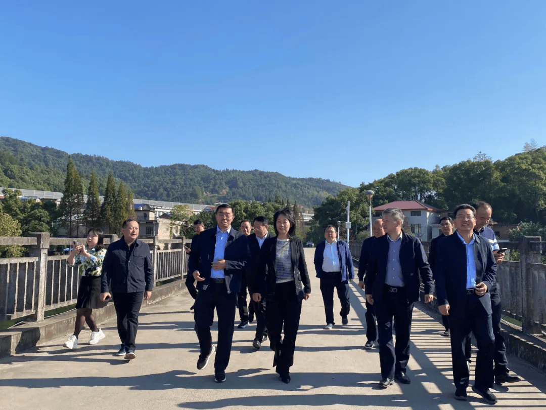 11月7日,萍乡市副市长刘运成,株洲市副市长钟燕一行到湘东区,上栗县