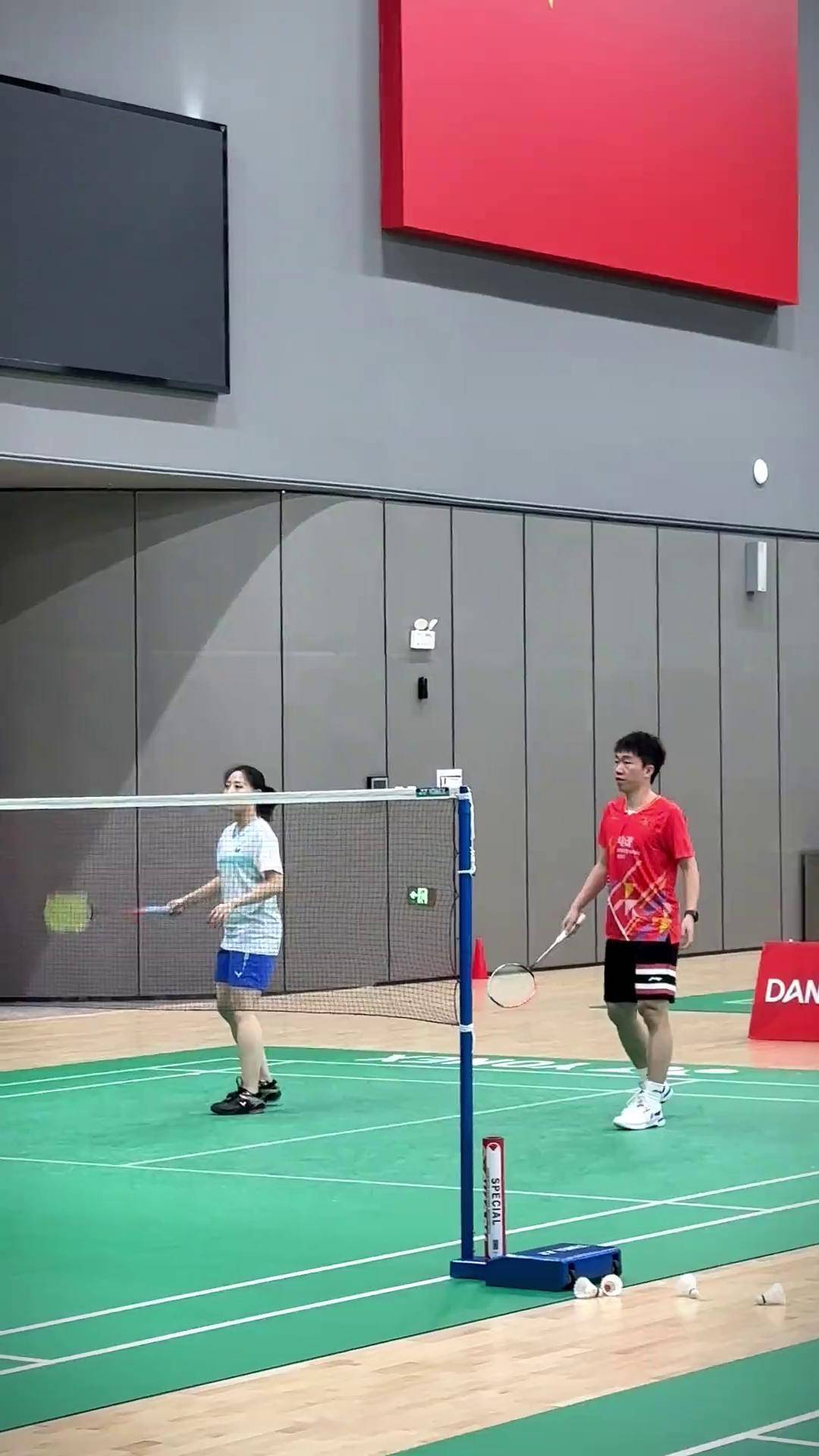 公主王子请打球你有多久没打球了 羽毛球 王睁茗