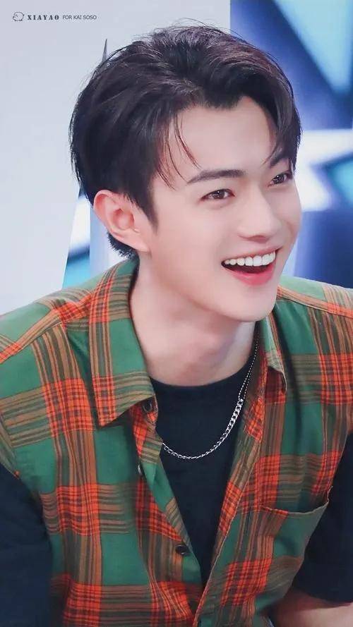 许凯:笑靥如花,治愈系男神的魅力绽放