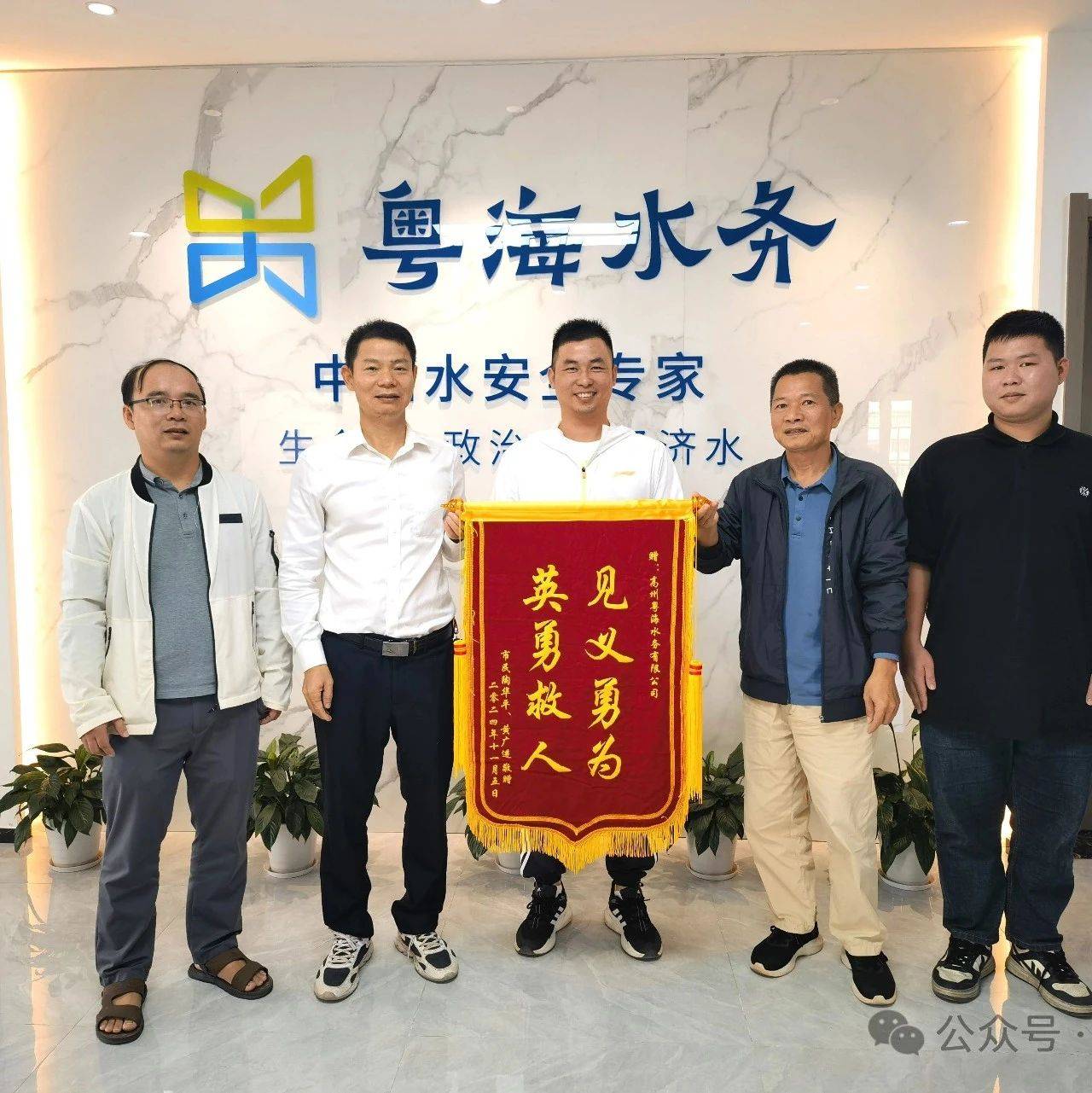 高州一男子见义勇为，英勇救人！冒着车辆随时着火的危险救下2人