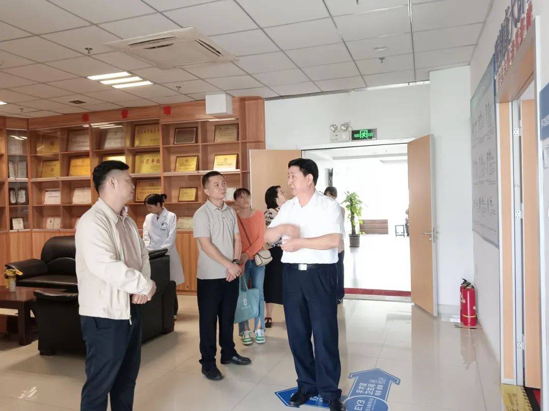 梧州市万秀区卫生健康局局长杨显祺一行莅临梧州爱尔眼科医院走访调研
