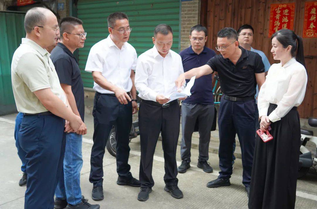 11月13日,南靖县县长蔡铭泉带领相关部门人员深入山城镇,龙山镇和金山