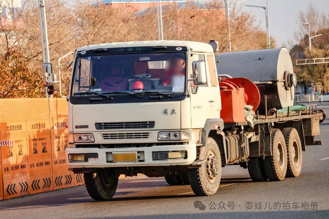 稀有国产车型 配日野发动机的一汽解放天王6x6底盘洗蜡车