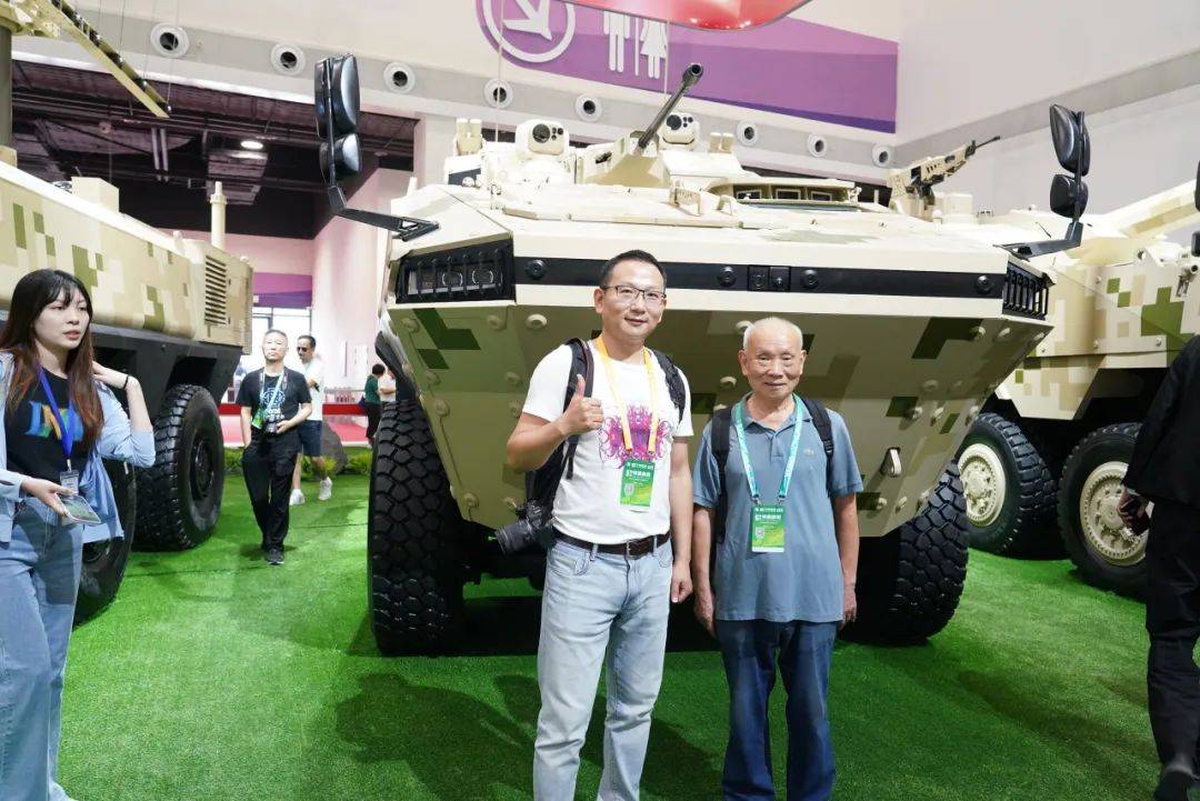 珠海航展面对面│铁马战车引燃公众激情