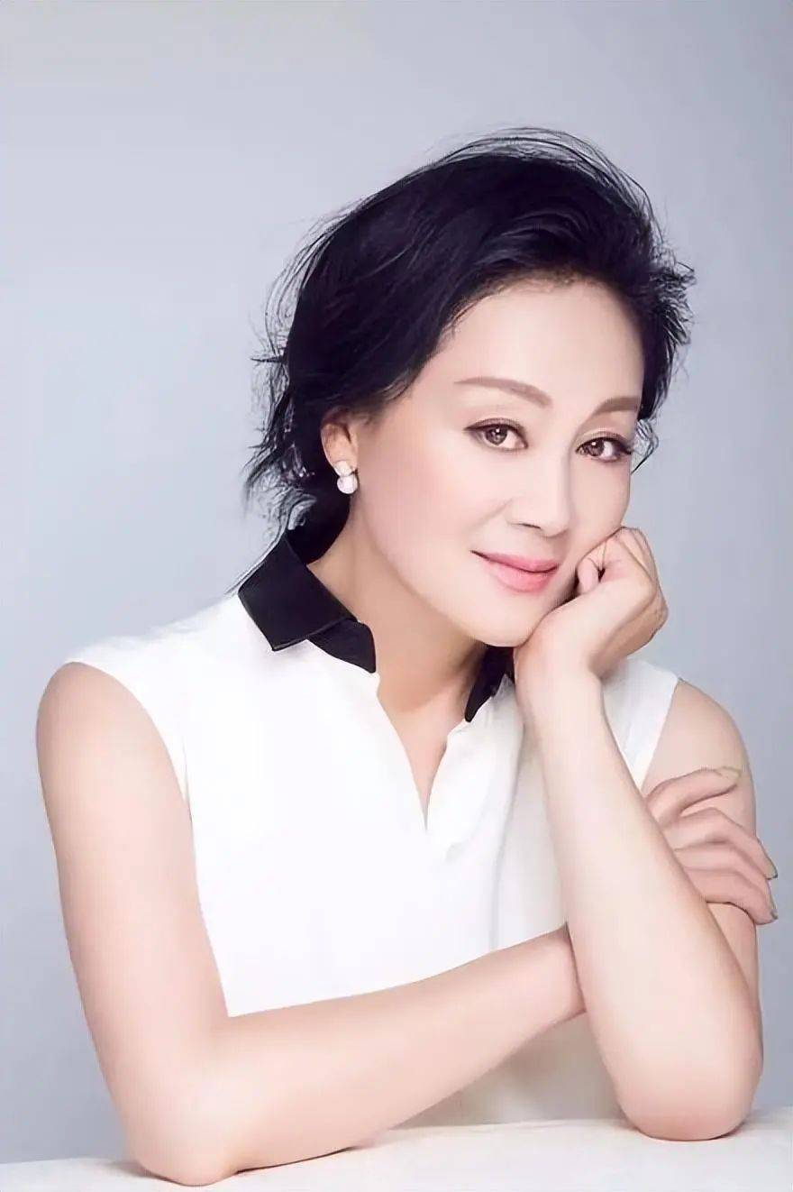 王姬做姥姥了!女婿是当红小生,亲家是央视《新闻联播》主播