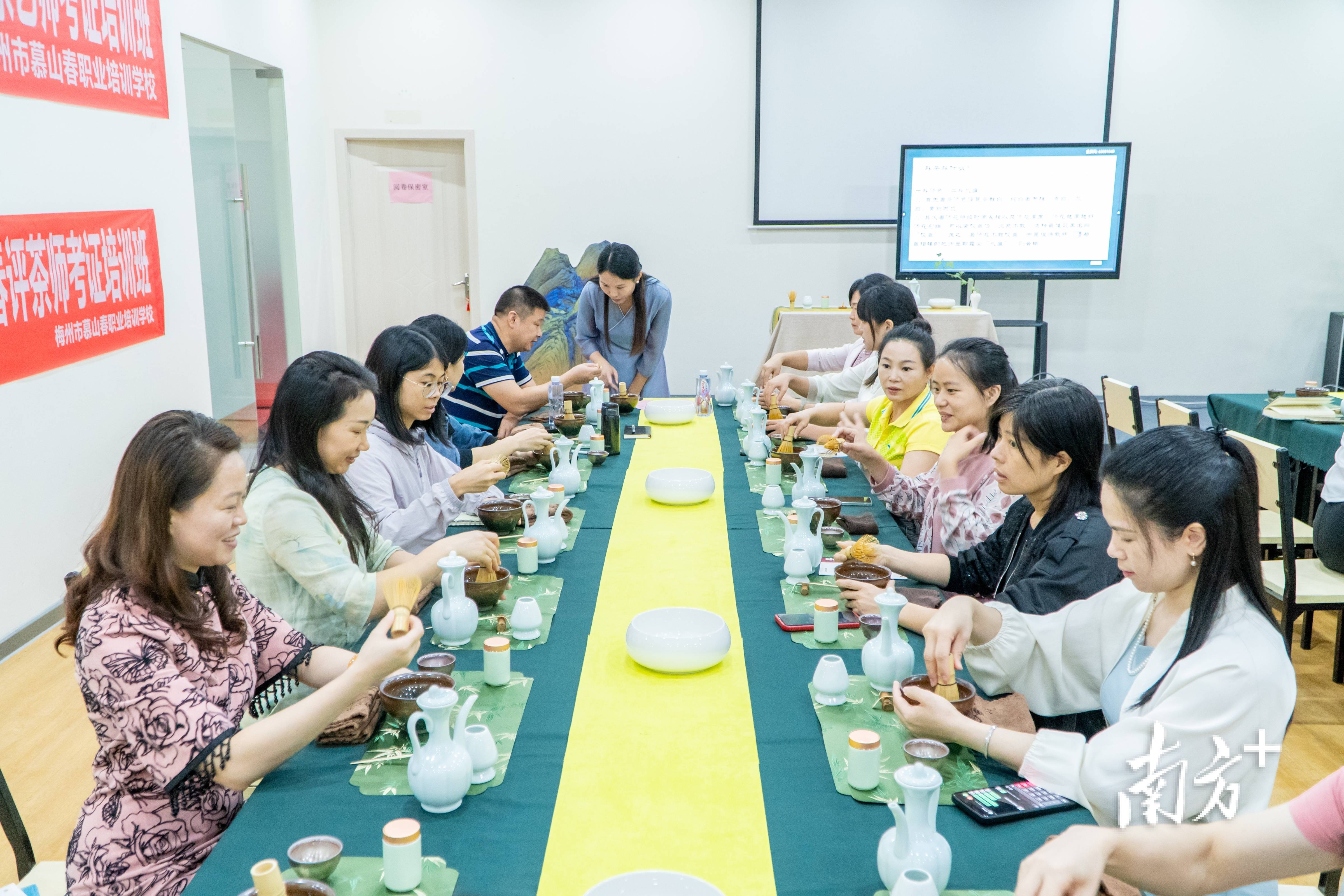 现场斗茶梅州点茶技艺泛亚电竞官网专题培训开班(图1)