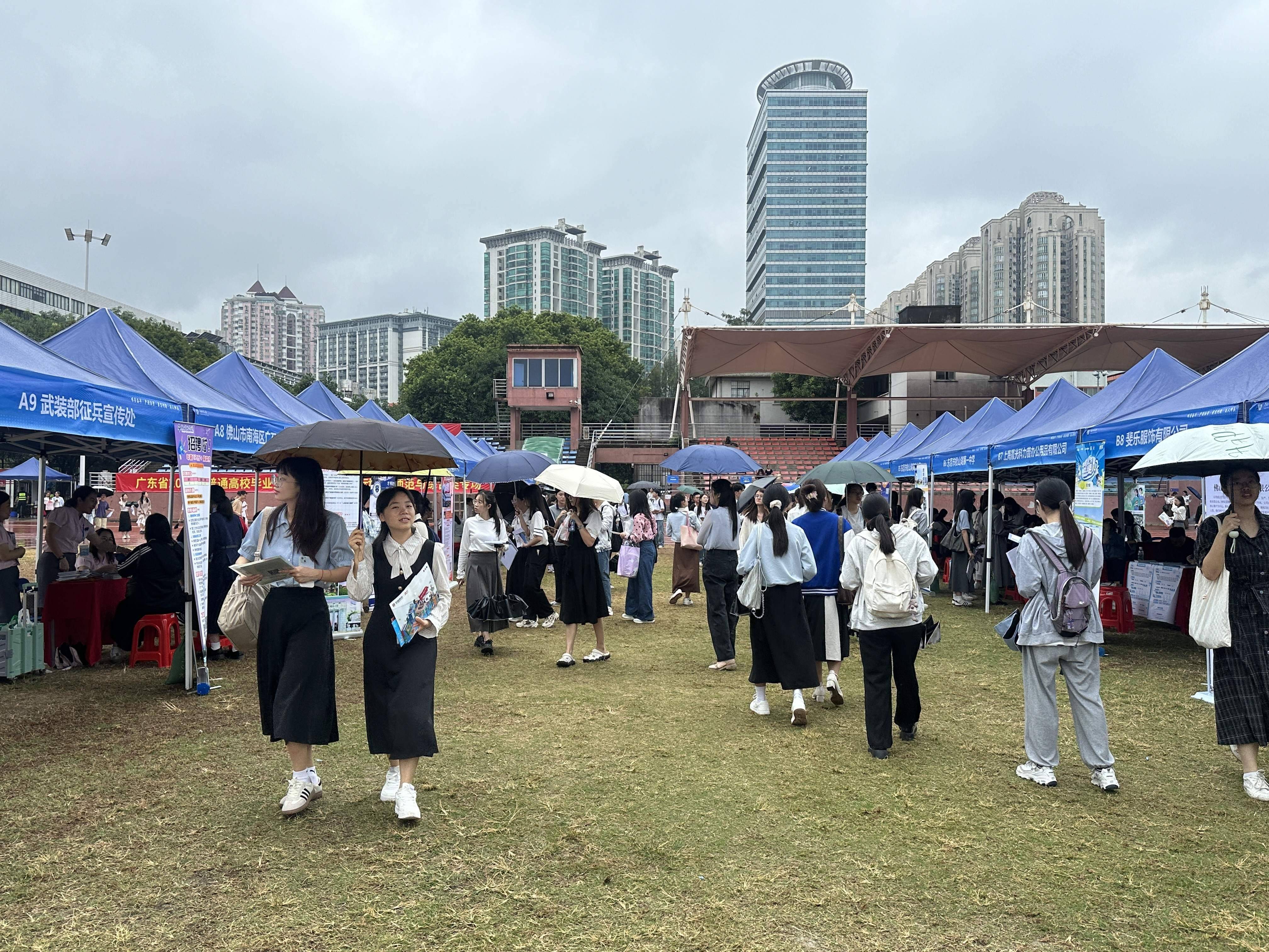 年薪可达70-80万！广东应届毕业生师范与综合类专场招聘会举行