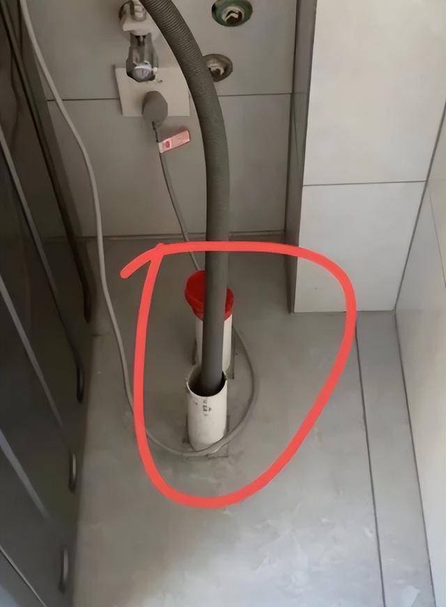 洗衣机排水管千万别插在地漏,学学家政阿姨做法,太聪明了!