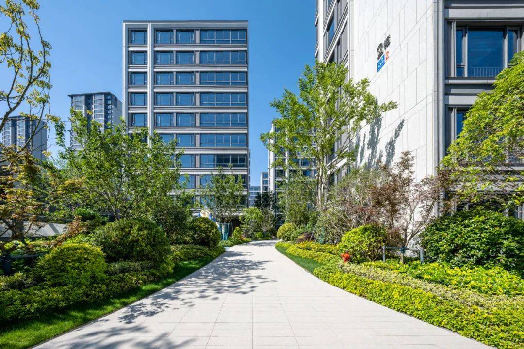 图▲绿城玫瑰园实景图于城市而言,潮塘是当下整个慈溪难得的均好板块