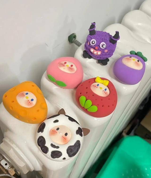 如果家里有小孩,也有暖气片,那一定要试试捏粘土娃娃.