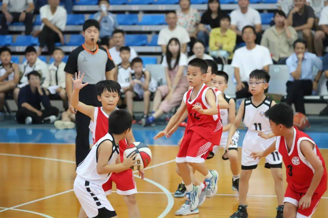 全情投入,展开激烈拼搏,他们奋勇争先,团结合作,在一次次的传球,投篮