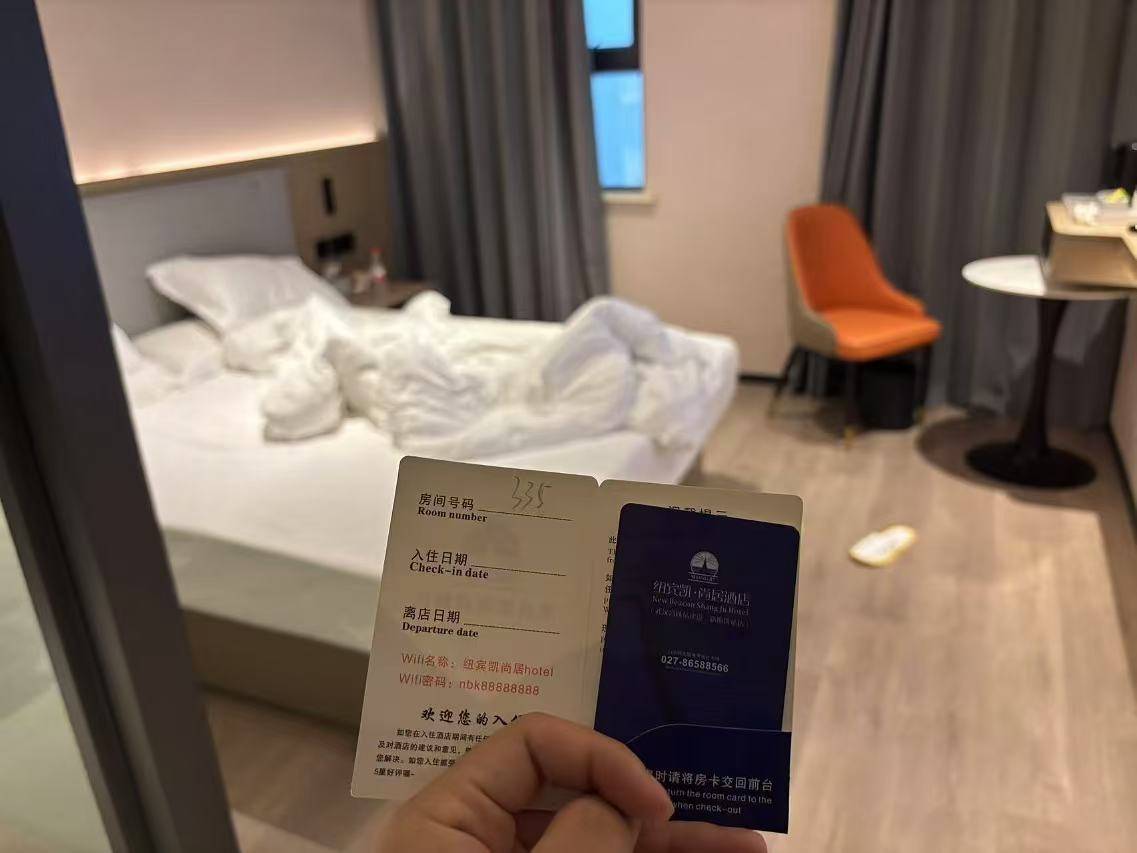 一位男顾客走错房间,由于系统错误,其房卡刚好也可以刷开白先生的房间