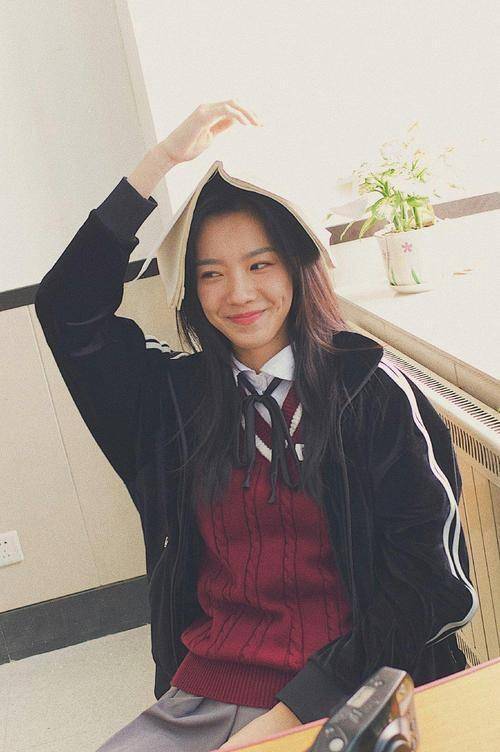 相比以上两位出道即巅峰,庄达菲早期的演艺路显得十分平淡——尽管