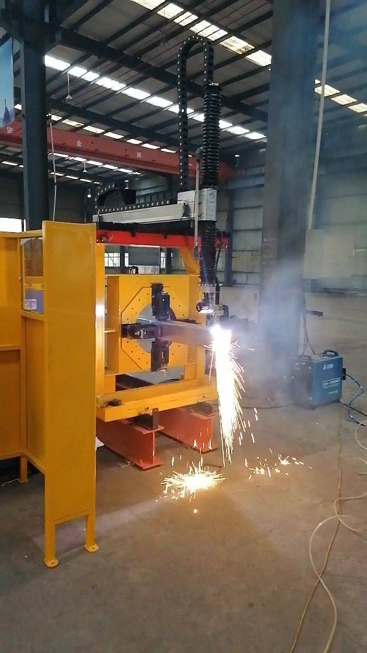 湖北荣城光耀建筑工程有限公司的重钢别墅采用h型钢,工字钢等高强度