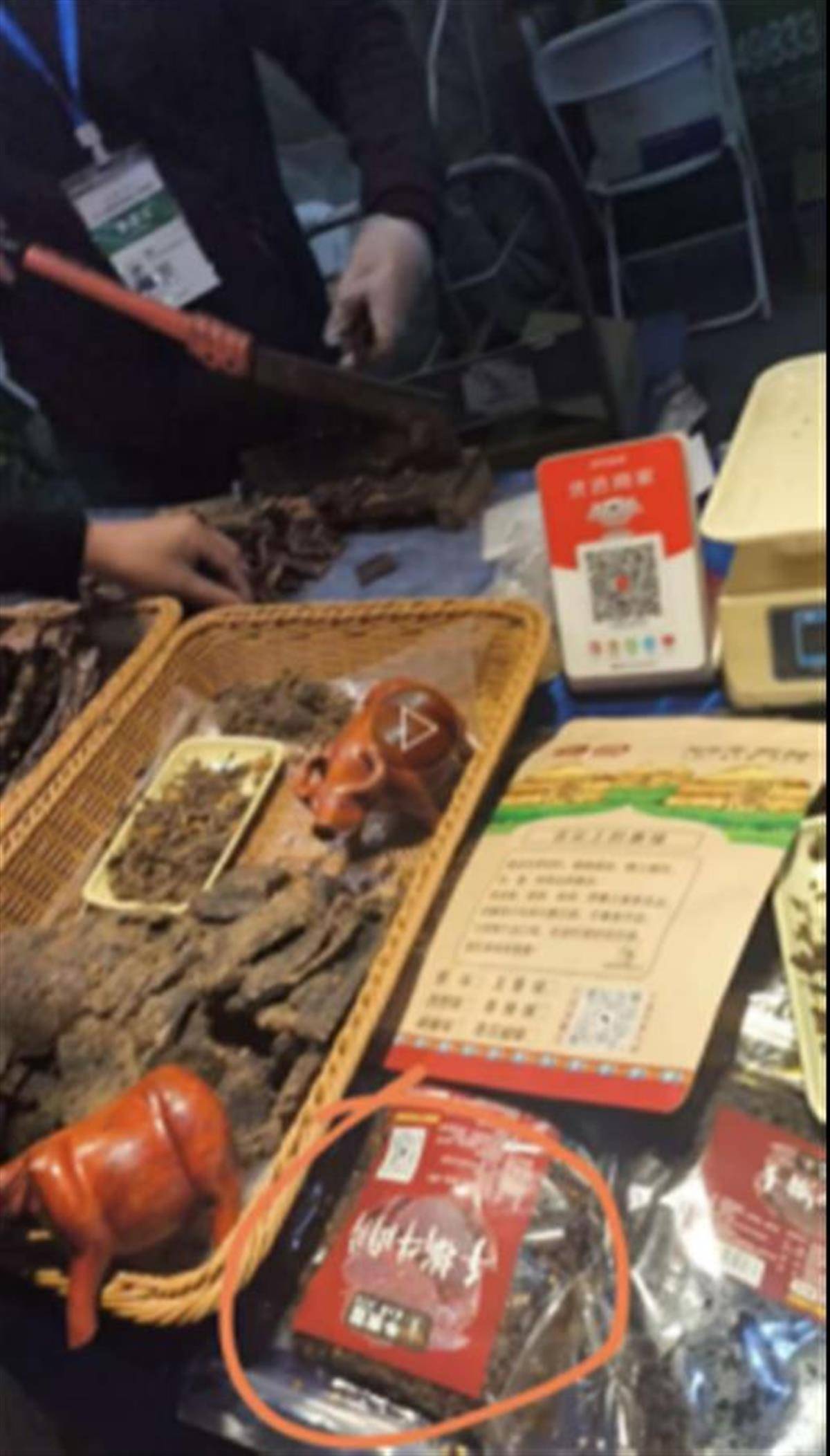 打假博主称长沙一农博会上商家将鸭肉当牛肉干卖，商家：对方找茬，兼职店员忙中出错