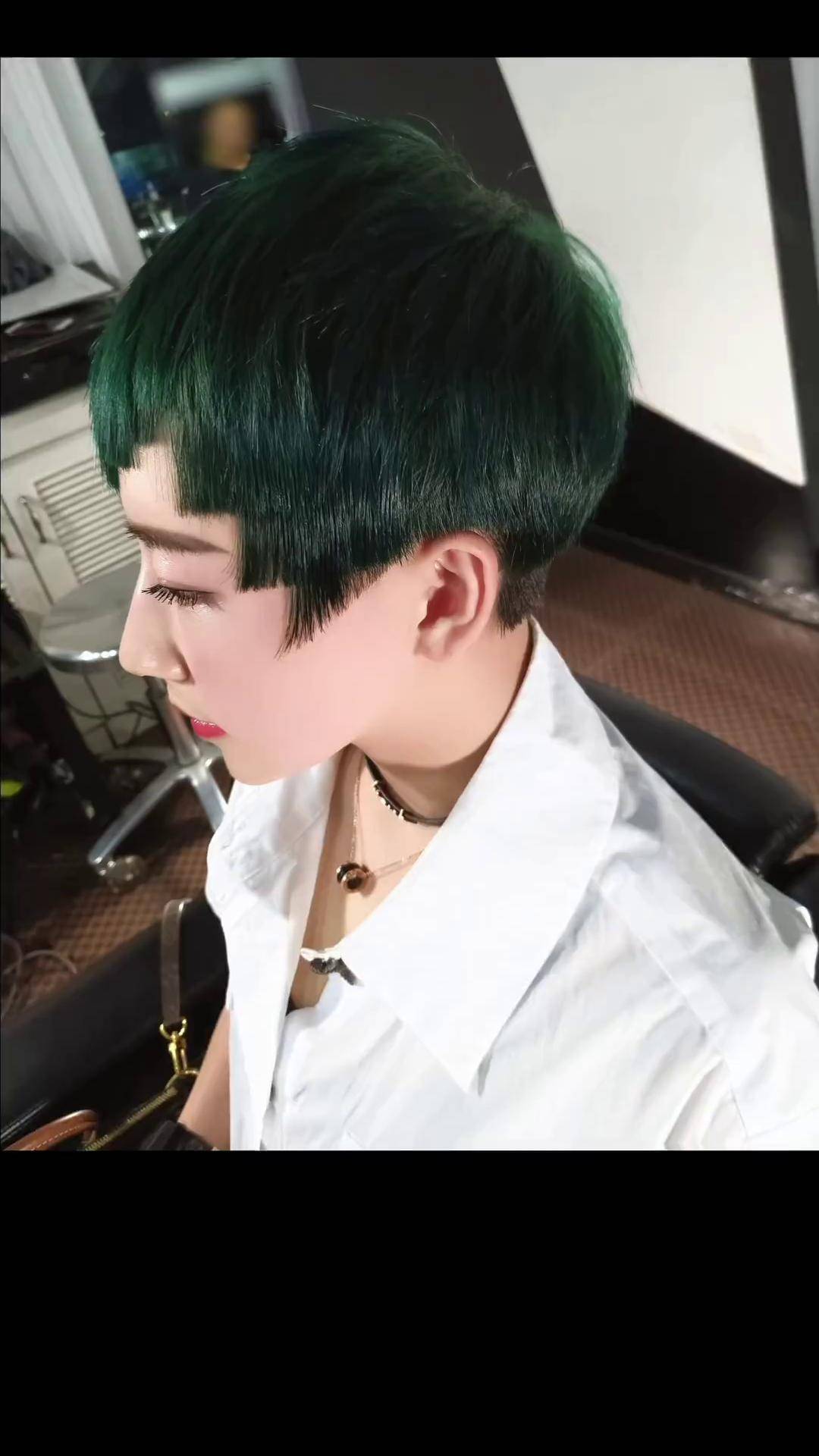 阶梯狗啃墨绿色潮短发短发 夏日清凉发型
