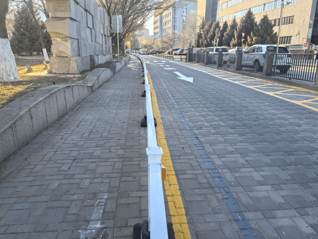 更改后的单行道↑新增设的非机动车道↑新增设的黄色禁止标线