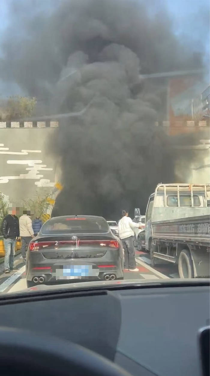 濟(jì)南老虎山隧道內(nèi)車輛起火，滯留車輛已有序撤離，消防最新通報(bào)