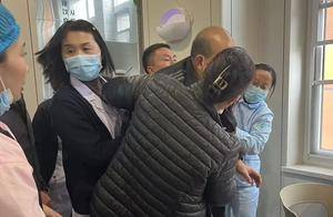 汉中市人民医院上演生死救援 患者就餐时窒息 医护群众联手施救_急救_异物_抢救