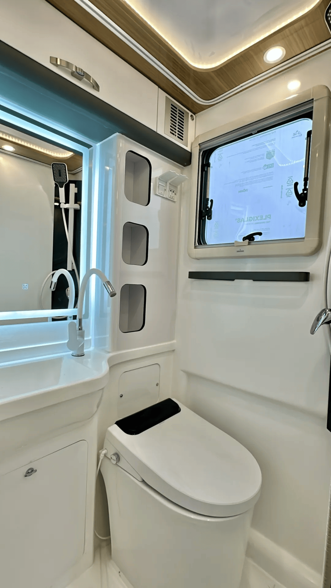 这房车设计真牛!两层楼还带俩卫生间,关键c照就能开,妥妥的移动别墅!