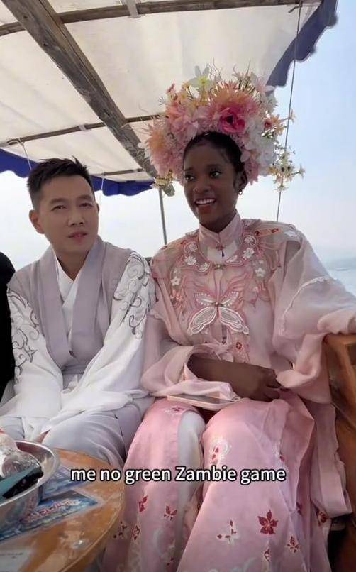 安吉娜和她妈妈估计觉得,嫁到中国后的日子就是这么潇洒.