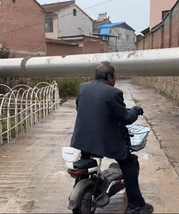 男子骑车撞上供热管道身亡家星空体育平台属称管道所在道路已封闭责任划分仍未解决(图1)