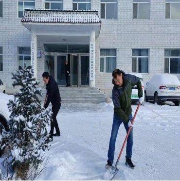 忻州市生态环境局岢岚分局组织开展扫雪志愿服务活动