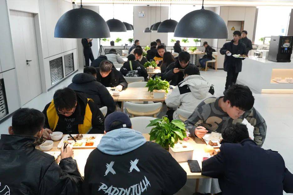 这里b33体育平台的职工餐饮中心开张啦(图1)