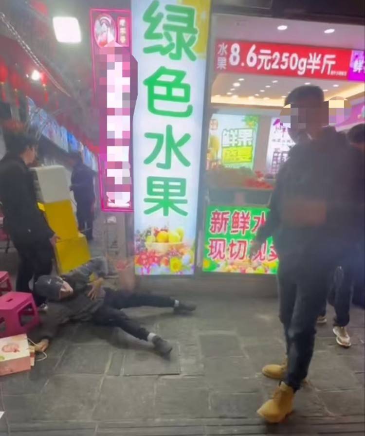 网友在大理打假“风干牦牛肉”被踹翻在地，打人者行拘7天，市监局立案调查