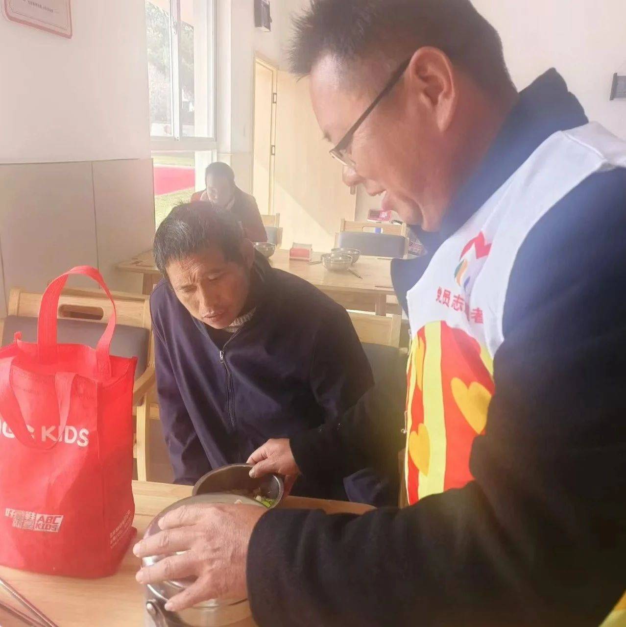 富山乡团委组织志愿者开展“一老一小幸福院“食堂志愿服务活动