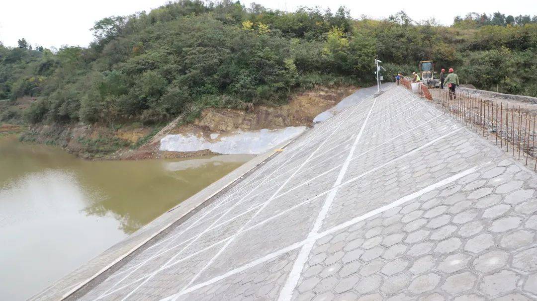 紧锣密鼓地施工中正在进行外坝坡排水棱