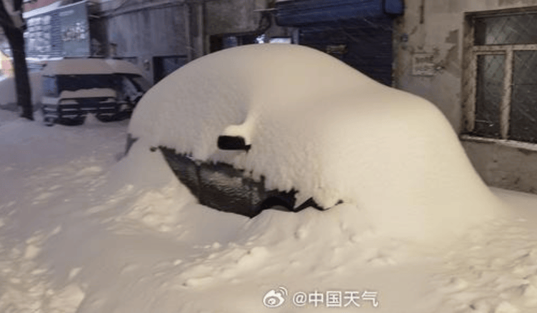 鹤岗暴雪过后，车主开启挖宝寻车模式