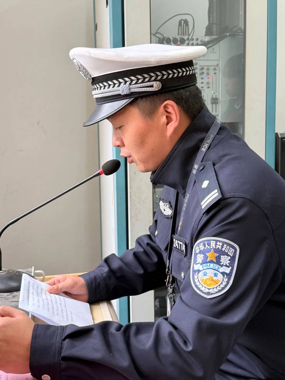 小警员们在五星交警中队周益斌队长的指导下,通过"边护学,边宣讲"的