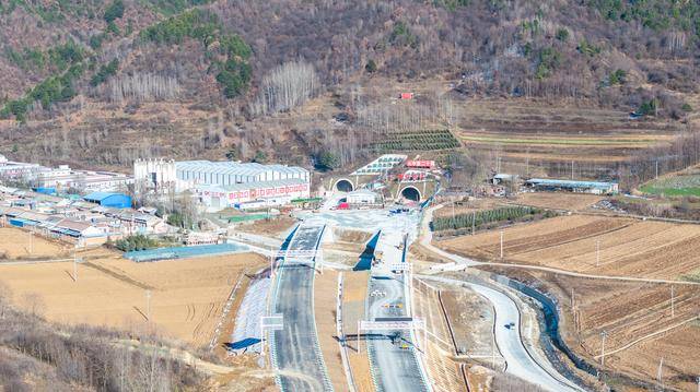 穿越秦嶺，陜西在建最長(zhǎng)高速公路隧道雙線貫通