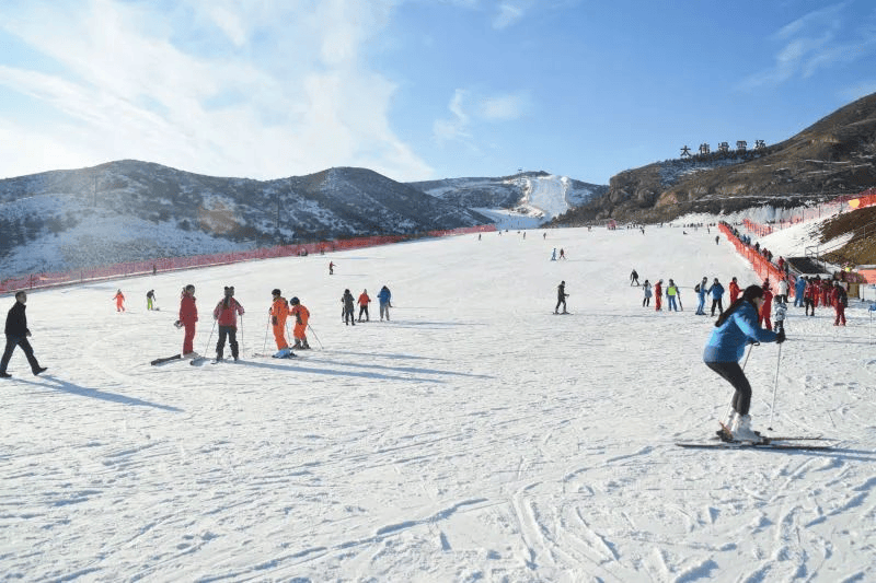 内蒙古赤峰市滑雪场图片