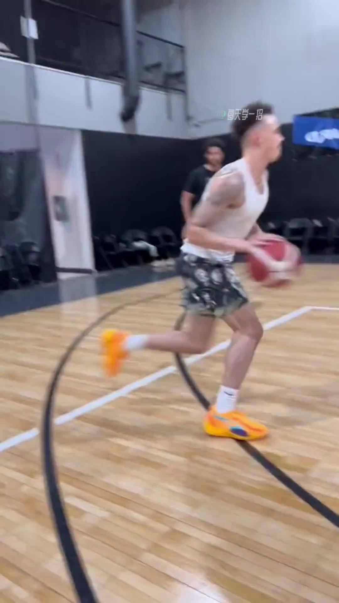 一招教你学会后撤步篮球教学 每天学一招