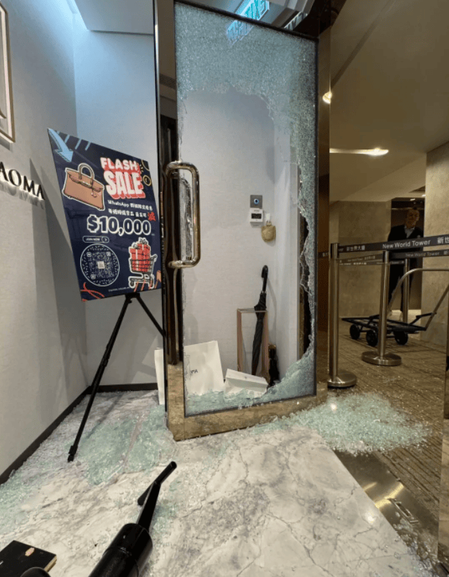香港一奢侈品店66个爱马仕被抢，价值近千万！3名歹徒破门闯入砸烂展柜，监控曝光