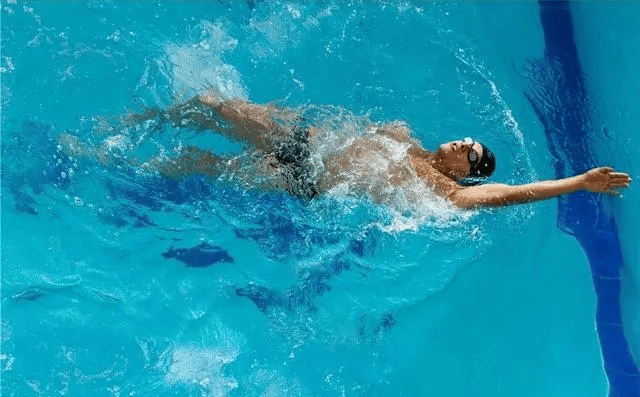 游泳动作练习，缺少一个过程都不完美