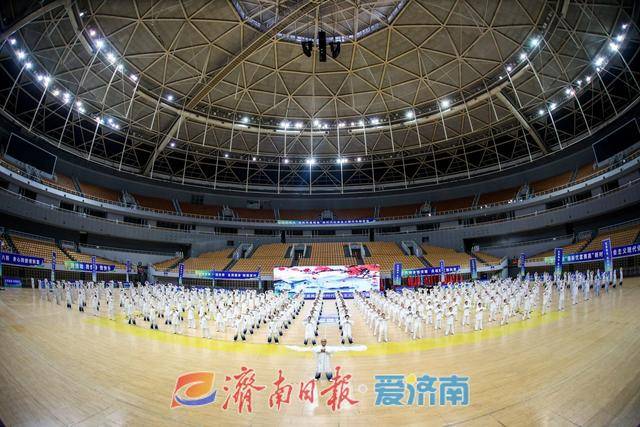 泛亚电竞平台济南市职工八段锦比赛暨大型展示活动圆满落幕(图2)