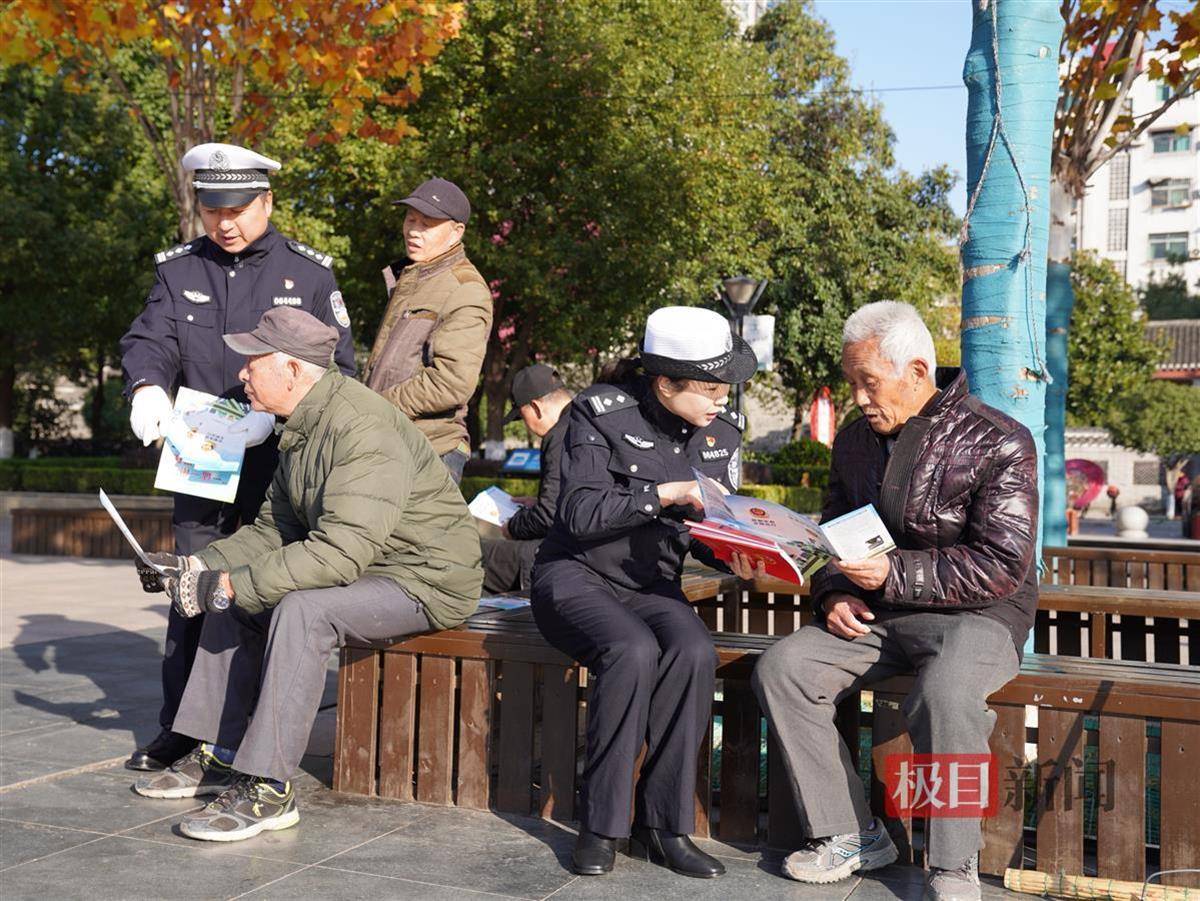 交警、铁骑队员、志愿者集中参与，湖北老河口开展“122”全国交通安全日主题宣传活动