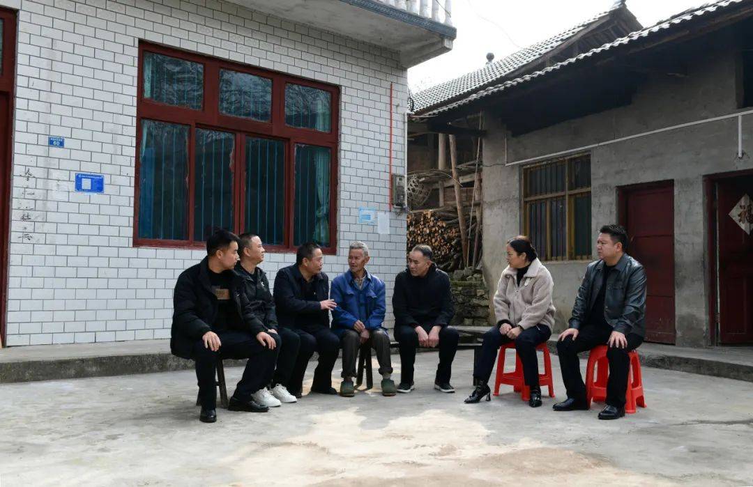 监狱领导带队赴凤冈县绥阳镇玛瑙村开展"双联双促"活动
