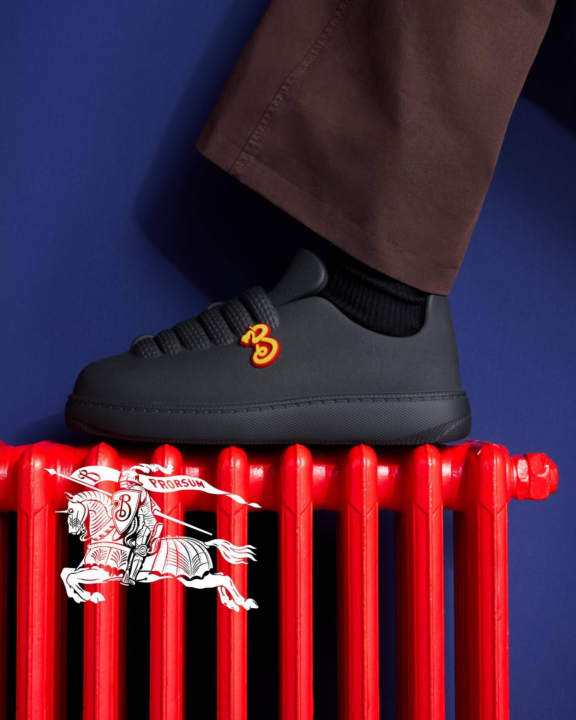 burberry发布蛇年新禧系列广告大片与新品