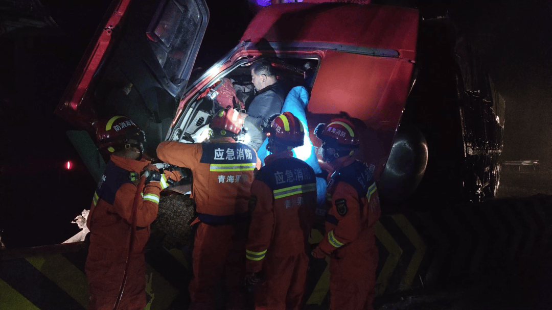夜间突发!青海一货车发生追尾,1人被困