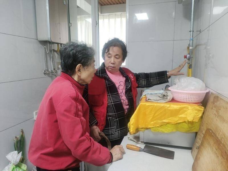 志愿者入户开展服务 让社区治理从“独角戏”走向“大合唱”