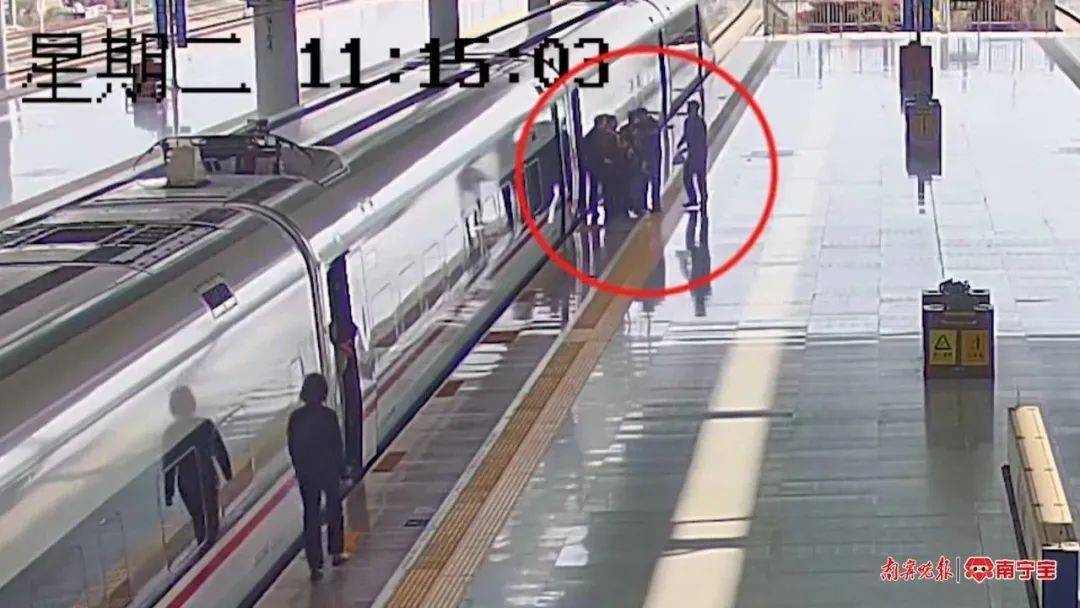 好险！距离发车不到3分钟，2岁女童掉入列车站台缝隙