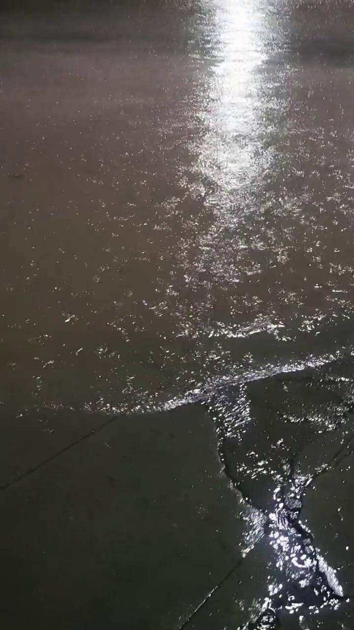 下雨的夜晚 暴雨过后 好大的雨 积水 可别下了