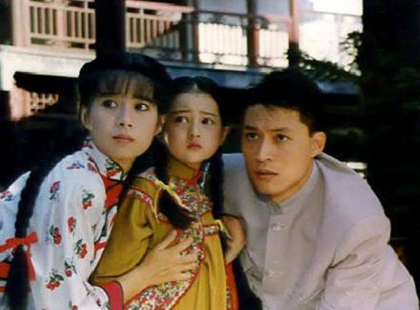 里青青的抗争,写《烟锁重楼》中夏梦寒冲破封建的枷锁,写《鬼丈夫》中