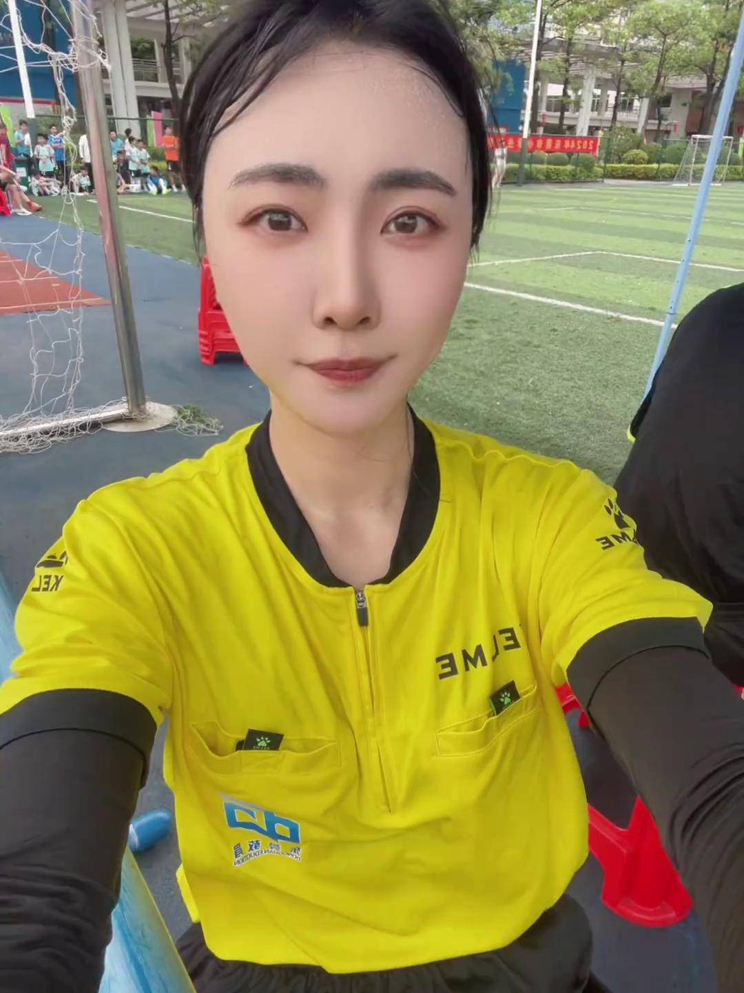 今天是当裁判的一天,上午被暴晒 足球女孩 运动女孩 足球 女裁判 唯有
